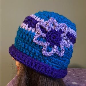 Crochet flower hat rolled rim medium acrylic yarn soft new